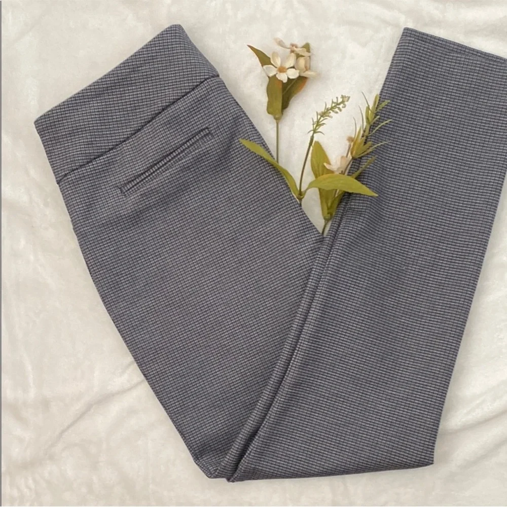DALIA Women’s Gray Slim Fit Pants. Size M